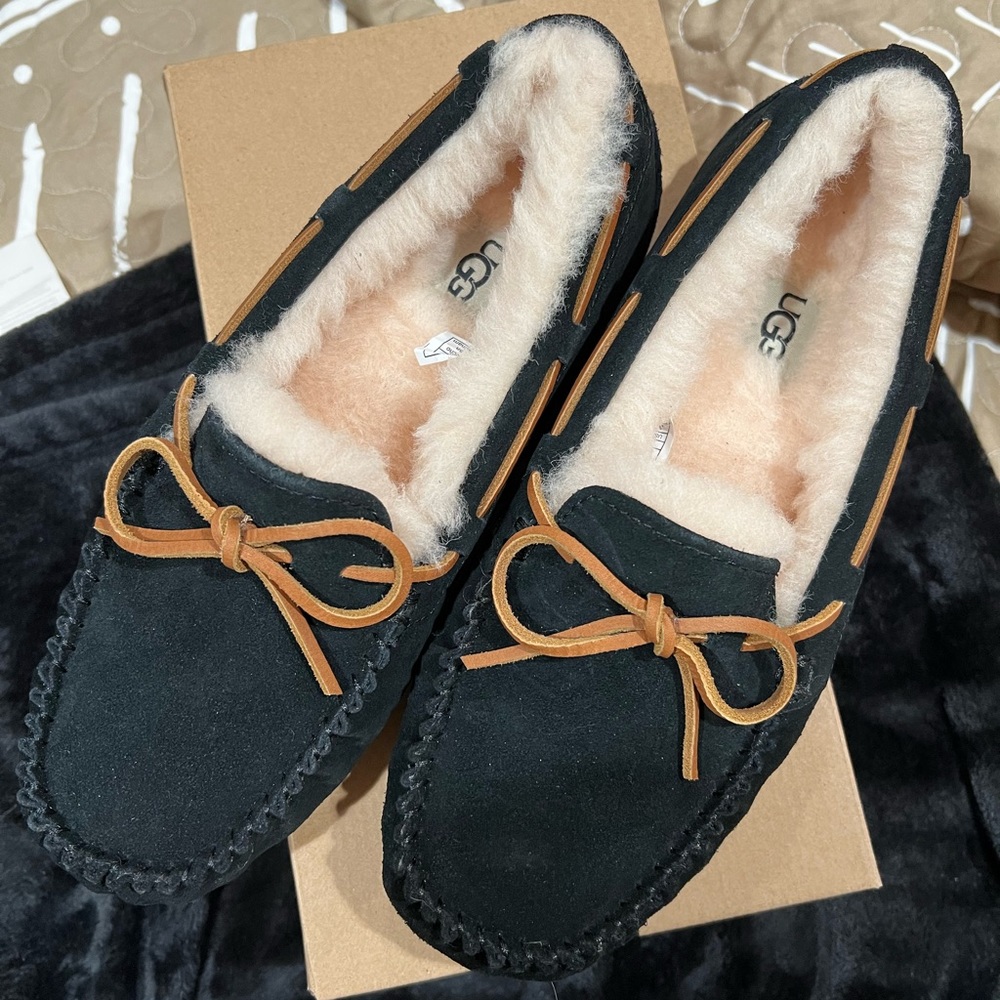 UGG WOMENS DAKOTA MOCCASINS